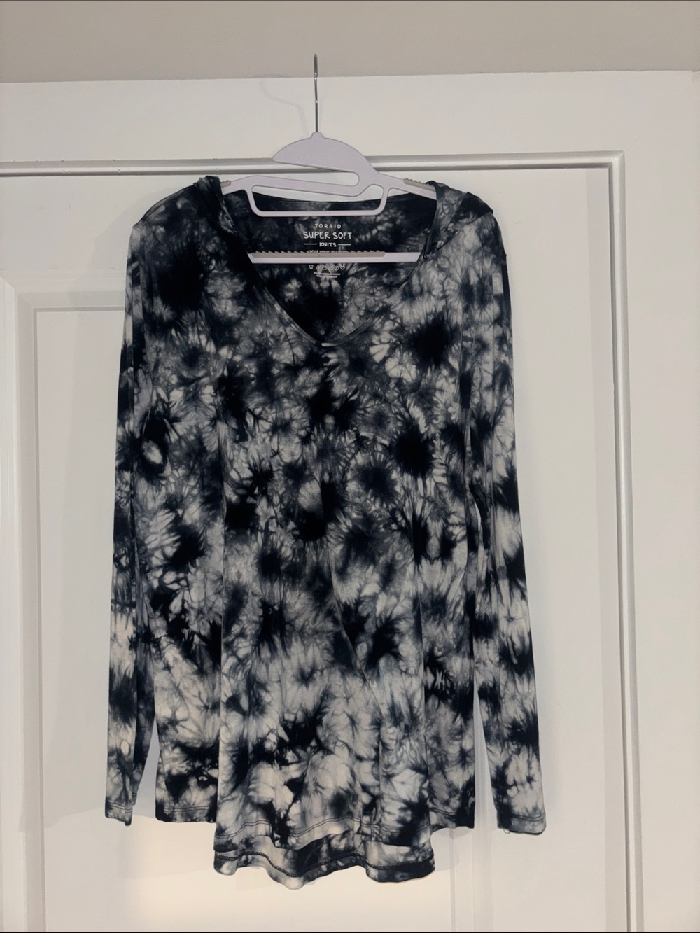 Torrid Super Soft Hooded Black & White Tie-Dye V Neck Size 0